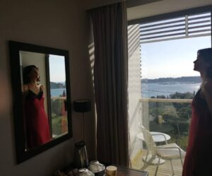 Anna-Maria Papaharalambous Instagram - #mirrormirroronthewall #epistrofi_ant1 photo by @aspakonstantopoulou