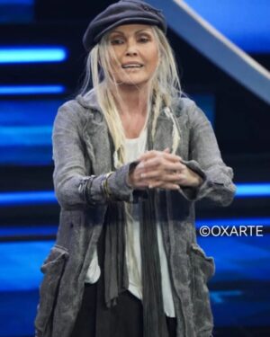 Anna Oxa Instagram - Da questa notte il telefono è stato molto sollecitato dai vostri messaggi, siete davvero numerosi e ci dispiace non riuscire a rispondere a tutti. Per questo motivo, con affetto sincero, vi auguriamo una serena Buona Pasqua:
“Pasqua deriva dal verbo ebraico ‘pèsah’, che significa passare. Questa festività non riguarda solo chi è stabile, ma anche coloro che sono in continuo movimento sulle strade della vita, come migratori alla ricerca di un nuovo cammino.”
A presto
Anna Oxa _Oxarte