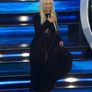 Anna Oxa Instagram - Auguri ad Anna Oxa, 
una delle mamme esemplari che abbiamo la fortuna di vivere tutti insieme. Auguri a tutte le mamme, Donne, che quotidianamente operano per il bene dei propri figli. Non sempre è facile fare la mamma, a volte ci sono situazioni particolari che richiedono l'Amore profondo per poter affrontare alcune fasi della vita. 
Facciamo gli auguri a tutte le mamme che oggi si trovano negli ospedali con i loro figli, ce ne sono tante nel mondo, sono tante le persone speciali che ci circondano ogni giorno e non le vediamo. 
Auguri a chi sa Amare senza condizione e senza interesse.

#annaoxa #oxarte #annaoxa-oxarteTv #giorgiameloni #

(Anna Oxa indossa: pantaloni, maglia e giacca di Yohji Yamamoto "Sanremo2023" www.lenastore.it)