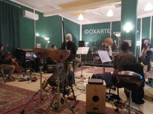 Anna Oxa Instagram - Anna Oxa ora è a Roma insieme a 
Luca Scorziello alla batteria e percussioni
Alessandra D'Andrea ai flauti
Marco Russo alle tastiere
Enrico Guerzoni al violoncello
Lorenzo Mancini al basso e contrabbasso 
Gianluca Verrengia alle chitarre. 
Insieme vi aspettano a:
Torino 17 Maggio
Milano 21 Maggio 
Roma 27 Maggio 
Loro sono prontissimi per stare con voi... 
E voi?
#annaoxa #oxarte #annaoxa-oxarteTv