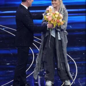 Anna Oxa Instagram - ANNA OXA
SECONDA SERATA SANREMO 2023
INDOSSA ABITI UNICI 
DI GREG LAUREN:

«una continua riflessione... Quando lavoro sulla moda rifletto su chi siamo e sul perché indossiamo ciò che indossiamo. E mi piace prendere idee iconiche e reinterpretarle artisticamente, smontare ciò che credevamo di conoscere per poterlo vedere da un’altra prospettiva. In questo modo, un vocabolario che ci sembra familiare diventa un nuovo linguaggio al quale possiamo ancora sentirci connessi emotivamente».
(Greg Lauren) 
#annaoxa #oxarte #annaoxa-oxarteTv
www.lenastore.it