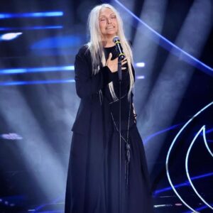 Anna Oxa Instagram - ANNA OXA
PRIMA SERATA SANREMO 2023 
INDOSSA :
pantaloni, giacca, maglia 
di Yohji Yamamoto, 
non è abito monacale 
ma pantaloni... 
Questo parlare 
senza mai avere le idee chiare 
e la conoscenza delle cose 
che si dicono 
è il motivo degli articoli demenziali 
o di opinioni nei salotti di ennesima mano. 
Chi è Yohji Yamamoto? 

Lo stile Yamamoto venne definito dalla stampa "moda post-atomica", per via dei tagli irregolari e degli ampi squarci che caratterizzano i suoi abiti. Dal 1983, la moda Yamamoto (insieme a quella di Rei Kawakubo), inizia a influenzare le passerelle occidentali. Già dalla metà degli anni ottanta, gli viene riconosciuto dai suoi colleghi il titolo di "maestro". Nelle collezioni del 1997 rende omaggio a Chanel e Dior, invertendo le proprie tendenze innovative, e recuperando canoni e stilemi della moda tradizionale.
#ANNAOXA #OXARTE #ANNAOXA-OXARTETV
www.lenastore.it