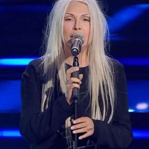 Anna Oxa Instagram - ANNA OXA
PRIMA SERATA SANREMO 2023 
INDOSSA :
pantaloni, giacca, maglia 
di Yohji Yamamoto, 
non è abito monacale 
ma pantaloni... 
Questo parlare 
senza mai avere le idee chiare 
e la conoscenza delle cose 
che si dicono 
è il motivo degli articoli demenziali 
o di opinioni nei salotti di ennesima mano. 
Chi è Yohji Yamamoto? 

Lo stile Yamamoto venne definito dalla stampa "moda post-atomica", per via dei tagli irregolari e degli ampi squarci che caratterizzano i suoi abiti. Dal 1983, la moda Yamamoto (insieme a quella di Rei Kawakubo), inizia a influenzare le passerelle occidentali. Già dalla metà degli anni ottanta, gli viene riconosciuto dai suoi colleghi il titolo di "maestro". Nelle collezioni del 1997 rende omaggio a Chanel e Dior, invertendo le proprie tendenze innovative, e recuperando canoni e stilemi della moda tradizionale.
#ANNAOXA #OXARTE #ANNAOXA-OXARTETV
www.lenastore.it