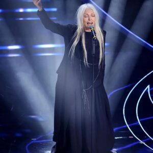 Anna Oxa Instagram - ANNA OXA
PRIMA SERATA SANREMO 2023 
INDOSSA :
pantaloni, giacca, maglia 
di Yohji Yamamoto, 
non è abito monacale 
ma pantaloni... 
Questo parlare 
senza mai avere le idee chiare 
e la conoscenza delle cose 
che si dicono 
è il motivo degli articoli demenziali 
o di opinioni nei salotti di ennesima mano. 
Chi è Yohji Yamamoto? 

Lo stile Yamamoto venne definito dalla stampa "moda post-atomica", per via dei tagli irregolari e degli ampi squarci che caratterizzano i suoi abiti. Dal 1983, la moda Yamamoto (insieme a quella di Rei Kawakubo), inizia a influenzare le passerelle occidentali. Già dalla metà degli anni ottanta, gli viene riconosciuto dai suoi colleghi il titolo di "maestro". Nelle collezioni del 1997 rende omaggio a Chanel e Dior, invertendo le proprie tendenze innovative, e recuperando canoni e stilemi della moda tradizionale.
#ANNAOXA #OXARTE #ANNAOXA-OXARTETV
www.lenastore.it