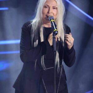 Anna Oxa Instagram - ANNA OXA
PRIMA SERATA SANREMO 2023 
INDOSSA :
pantaloni, giacca, maglia 
di Yohji Yamamoto, 
non è abito monacale 
ma pantaloni... 
Questo parlare 
senza mai avere le idee chiare 
e la conoscenza delle cose 
che si dicono 
è il motivo degli articoli demenziali 
o di opinioni nei salotti di ennesima mano. 
Chi è Yohji Yamamoto? 

Lo stile Yamamoto venne definito dalla stampa "moda post-atomica", per via dei tagli irregolari e degli ampi squarci che caratterizzano i suoi abiti. Dal 1983, la moda Yamamoto (insieme a quella di Rei Kawakubo), inizia a influenzare le passerelle occidentali. Già dalla metà degli anni ottanta, gli viene riconosciuto dai suoi colleghi il titolo di "maestro". Nelle collezioni del 1997 rende omaggio a Chanel e Dior, invertendo le proprie tendenze innovative, e recuperando canoni e stilemi della moda tradizionale.
#ANNAOXA #OXARTE #ANNAOXA-OXARTETV
www.lenastore.it