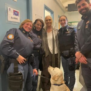 Anna Oxa Instagram - La società Oxarte ed Anna Oxa
Ringraziano la polizia di Stato 
ed i Carabinieri dello Stato Italiano, 
Per il lavoro che fanno tutti i giorni
con passione e dedizione 
a servizio di tutti noi.
#annaoxa #oxarte #annaoxa-oxarteTv