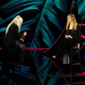 Anna Oxa Instagram - ANNA OXA
MARTEDI 21 A BELVE
ORE 21.20 RAIDUE
... Francesca sembra divertita... 
Scopriremo perché ???
#annaoxa #oxarte #annaoxa-oxarteTv