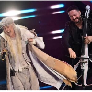 Anna Oxa Instagram - ANNA OXA
TERZA SERATA SANREMO 2023
INDOSSA ABITI DI GREG LAUREN

"Molti pezzi nella collezione sono fatti con tessuti volutamente deteriorati" 

(per i deficenti che si improvvisano 
a dare giudizi 
secondo loro di estrema intelligenza)

“C’è un gruppo chiamato ‘Destroy Cashmere’ dove del cashmere bellissimo viene letteralmente distrutto: l’effetto è così logoro che demistifica la preziosità della lana e ne toglie la sua arroganza!
(Greg Lauren)
#annaoxa #oxarte #annaoxa-oxarteTv
www.lenastore.it