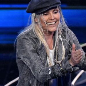 Anna Oxa Instagram - ANNA OXA
SECONDA SERATA SANREMO 2023
INDOSSA ABITI UNICI 
DI GREG LAUREN:

«una continua riflessione... Quando lavoro sulla moda rifletto su chi siamo e sul perché indossiamo ciò che indossiamo. E mi piace prendere idee iconiche e reinterpretarle artisticamente, smontare ciò che credevamo di conoscere per poterlo vedere da un’altra prospettiva. In questo modo, un vocabolario che ci sembra familiare diventa un nuovo linguaggio al quale possiamo ancora sentirci connessi emotivamente».
(Greg Lauren) 
#annaoxa #oxarte #annaoxa-oxarteTv
www.lenastore.it