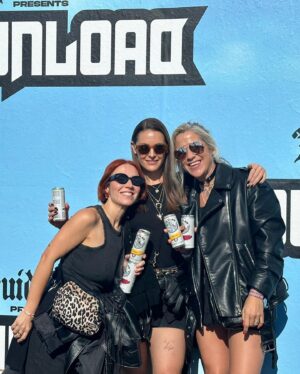 Anna Passey Instagram - Ride or dies @ruth.j.hough @kate_telegramme 🖤

Shout out to @downloadfest for a week ruining weekend.

Mega shoutout to top security legend MARK for being a legend.