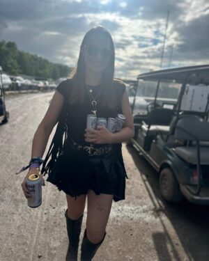 Anna Passey Instagram - Ride or dies @ruth.j.hough @kate_telegramme 🖤

Shout out to @downloadfest for a week ruining weekend.

Mega shoutout to top security legend MARK for being a legend.