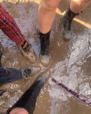 Anna Passey Instagram - Ride or dies @ruth.j.hough @kate_telegramme 🖤

Shout out to @downloadfest for a week ruining weekend.

Mega shoutout to top security legend MARK for being a legend.