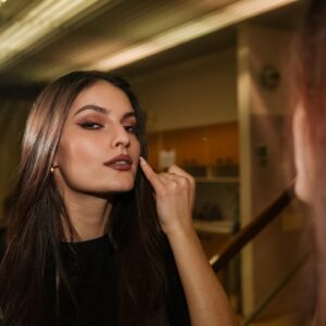 Anna Riebauerová Instagram - BTS z příprav na včerejší show v Hradci. Dneska opáčko💥 

📸 @adamcada_v2 

#dancer #show #backstage #captured #photo #showtime