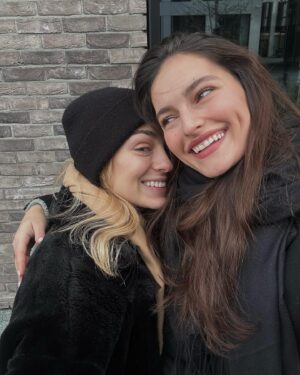 Anna Riebauerová Instagram - A love letter to my beloved friends🤍 I love you & I am beyond grateful for you.
Latest foto vzpomínky - 2024 je zatím nádhernej rok, navzdory mnoha ošklivostem, hlavně díky takovým setkáním, jako jsou tato (škoda, že mě tu insta omezuje na deset snímků🥺). Je naplňující vidět se s přáteli, na které jsem, mou chybou, neměla nikdy tolik času. A být s nimi i duchem, vnímat je. Ne jen z “povinnosti” hodit společný kafe, aby se neřeklo. Je tak krásný prožívat s váma přítomný okamžiky a pak odcházet nabitá na další dny. Děkuju, že tu se mnou jste, miluju vás fakt moc🌸 a přeju vám, i všem ostatním, krásnýho Valentýna, ať ho trávíte jakkoliv a s kýmkoliv. Love, A. 

@elipohlova @_katerina_van waiting for new pics, missing you so bad🥺