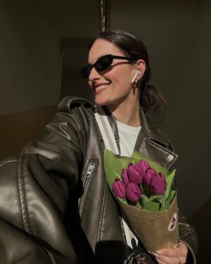 Anna Riebauerová Instagram - jaro, žití & soul classics = current mood🌸 

a jaký je tvoje nejoblíbenější období v roce?🥹

#spring #mood #weather #sunshine #tulips #positive #vibes #life