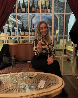 Anna Riebauerová Instagram - A love letter to my beloved friends🤍 I love you & I am beyond grateful for you.
Latest foto vzpomínky - 2024 je zatím nádhernej rok, navzdory mnoha ošklivostem, hlavně díky takovým setkáním, jako jsou tato (škoda, že mě tu insta omezuje na deset snímků🥺). Je naplňující vidět se s přáteli, na které jsem, mou chybou, neměla nikdy tolik času. A být s nimi i duchem, vnímat je. Ne jen z “povinnosti” hodit společný kafe, aby se neřeklo. Je tak krásný prožívat s váma přítomný okamžiky a pak odcházet nabitá na další dny. Děkuju, že tu se mnou jste, miluju vás fakt moc🌸 a přeju vám, i všem ostatním, krásnýho Valentýna, ať ho trávíte jakkoliv a s kýmkoliv. Love, A. 

@elipohlova @_katerina_van waiting for new pics, missing you so bad🥺