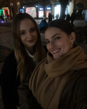 Anna Riebauerová Instagram - A love letter to my beloved friends🤍 I love you & I am beyond grateful for you.
Latest foto vzpomínky - 2024 je zatím nádhernej rok, navzdory mnoha ošklivostem, hlavně díky takovým setkáním, jako jsou tato (škoda, že mě tu insta omezuje na deset snímků🥺). Je naplňující vidět se s přáteli, na které jsem, mou chybou, neměla nikdy tolik času. A být s nimi i duchem, vnímat je. Ne jen z “povinnosti” hodit společný kafe, aby se neřeklo. Je tak krásný prožívat s váma přítomný okamžiky a pak odcházet nabitá na další dny. Děkuju, že tu se mnou jste, miluju vás fakt moc🌸 a přeju vám, i všem ostatním, krásnýho Valentýna, ať ho trávíte jakkoliv a s kýmkoliv. Love, A. 

@elipohlova @_katerina_van waiting for new pics, missing you so bad🥺