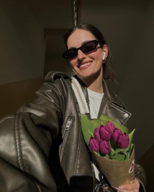 Anna Riebauerová Instagram - jaro, žití & soul classics = current mood🌸 

a jaký je tvoje nejoblíbenější období v roce?🥹

#spring #mood #weather #sunshine #tulips #positive #vibes #life