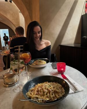 Anna Riebauerová Instagram - A love letter to my beloved friends🤍 I love you & I am beyond grateful for you.
Latest foto vzpomínky - 2024 je zatím nádhernej rok, navzdory mnoha ošklivostem, hlavně díky takovým setkáním, jako jsou tato (škoda, že mě tu insta omezuje na deset snímků🥺). Je naplňující vidět se s přáteli, na které jsem, mou chybou, neměla nikdy tolik času. A být s nimi i duchem, vnímat je. Ne jen z “povinnosti” hodit společný kafe, aby se neřeklo. Je tak krásný prožívat s váma přítomný okamžiky a pak odcházet nabitá na další dny. Děkuju, že tu se mnou jste, miluju vás fakt moc🌸 a přeju vám, i všem ostatním, krásnýho Valentýna, ať ho trávíte jakkoliv a s kýmkoliv. Love, A. 

@elipohlova @_katerina_van waiting for new pics, missing you so bad🥺