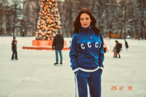 Anna Shepeleva Instagram - Осознание того,что в новогоднюю ночь можно абсолютно официально не спать и тусить со взрослыми,перебило даже радость от желанной Барби под ёлкой 😂а у вас какие самые запоминающиеся сюрпризы от новогодней ночи из детства?костюм @olovomoscow,спасибо,что вернули в детство ❤️ 📸 @shoodima