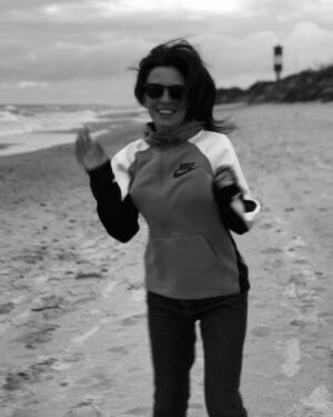 Anna Shepeleva Instagram - -А где здесь залив?
-Прямо и направо
-А магазинчик рядом есть?
-Богу помолитесь-попьёте из залива #диалогиузалива
Фото модного фотографа @endal_d