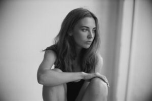 Anna Shepeleva Instagram - Друзья,докладываю!я не открывала новый аккаунт,не отписывалась от вас и не подписывалась заново!просто слава настигла неожиданно 😂я по-прежнему с вами,очень люблю вас-не верьте фейкам и берегите себя ❤️
