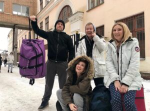 Anna Shepeleva Instagram - Мы с Олесей скучали,говорю честно)с ребятами ооочень хорошо.и как нам было хорошо,вы тоже можете увидеть,сегодня уже,в 20:00 на телеканале ТНТ #реальныепацаны #мыващекрутые #этополюбви ❤️❤️❤️ p.s. найди Колю на фото