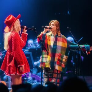 Anna Ternheim Instagram - A few more moments from last weeks shows with 
@wherearetheunicorns @erikarvinder @ivanjohandavid @_olawinkler_ @sassamusik @zumsteelanders @berwaldhallen @sverigesradiossymfoniorkester #mytennesseemountainhome #dollyparton 

Beautiful photographs by @johannapetterssons
