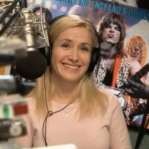 Anna Vocino Instagram - Office trivia with my pal, Angela Kinsey #freeradio