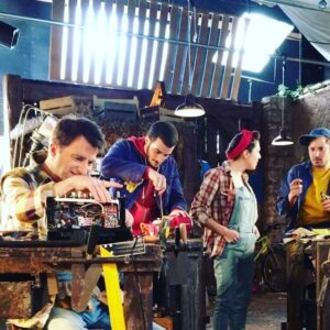 Anne-Elisabeth Blateau Instagram - Attention ⚠️ danger ⛑ #scenesdemenages #coulisses #tournage #bricolage 😉