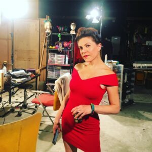 Anne-Elisabeth Blateau Instagram - Pose glam sur Scenes de ménages #glamour #reddress  #pose #tournage #scenesdemenages