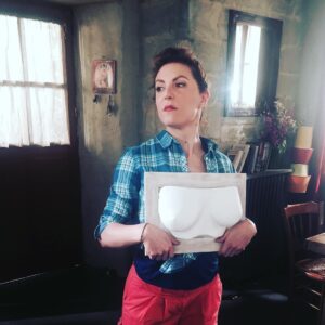 Anne-Elisabeth Blateau Instagram - Je montre mes seins :)
#scenesdemenages #tournage #picoftheday #instamood #m6 #seins #nu #statue