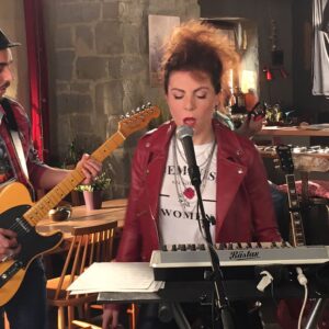 Anne-Elisabeth Blateau Instagram - @david_mora_officiel quand on se prend pour des chanteurs 😉😂 #tournage #scenesdemenages #rockstar #rockeatitude #sing #instamood #myjob