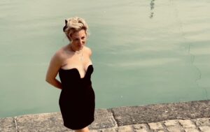 Anne-Elisabeth Blateau Instagram - Merci au @festivaldelafiction d’avoir sélectionné ma série « mère indigne » que j’ai écris avec khaled Amara , co réalisé avec @romainfisson pour @francetvslash . Produit par khaled Amara /
#kapitchproduction (avec mes merveilleux @jbshelmerdine @baya.rehaz , violette , @eva.darlan , @lumbrerasnicolas , @elisaservier @johanndionnet , Anne bouvier, @yankeeyannik , @elodiefrenck, @emmanuelgasne, mounir margoum
