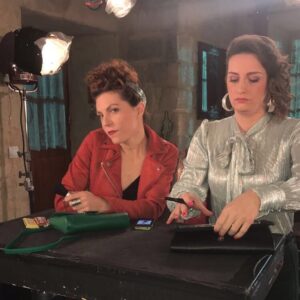 Anne-Elisabeth Blateau Instagram - Décidément ils aiment me faire chanter sur Sdm 🎬🎤#scenesdemenages #m6officiel #tournage @david_mora_officiel