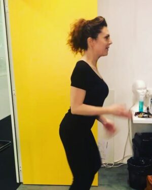 Anne-Elisabeth Blateau Instagram - Craquage fin de journée 💃#scenesdemenages #flashdance #maniac #dancing