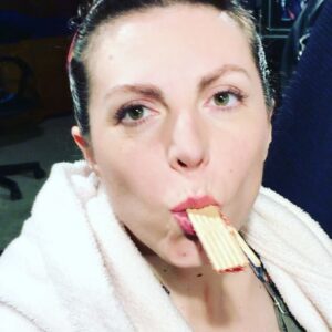 Anne-Elisabeth Blateau Instagram - Moment paille d'or 🍪. #m6 #scenesdemenages #pailledor #articulation #pause #instamoment