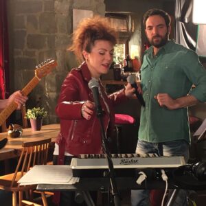 Anne-Elisabeth Blateau Instagram - @david_mora_officiel quand on se prend pour des chanteurs 😉😂 #tournage #scenesdemenages #rockstar #rockeatitude #sing #instamood #myjob