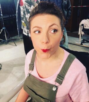 Anne-Elisabeth Blateau Instagram - Prise en flag de gourmandise 😜🤭🍬 #scenesdemenages #pause #grignottage #douceur #sweet