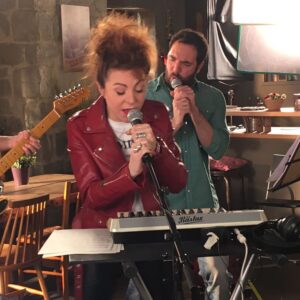 Anne-Elisabeth Blateau Instagram - @david_mora_officiel quand on se prend pour des chanteurs 😉😂 #tournage #scenesdemenages #rockstar #rockeatitude #sing #instamood #myjob