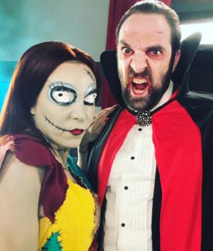 Anne-Elisabeth Blateau Instagram - #scenesdemenages #m6 equipe de fou  costume: @twiggymercury  Coiffure: @sylvain.lemarcis  Makeup: @lena.kap.mua(Dracula). (@gaellethibault (sally). #attention #onfaitpeur 👻 #dracula #sally #timburton