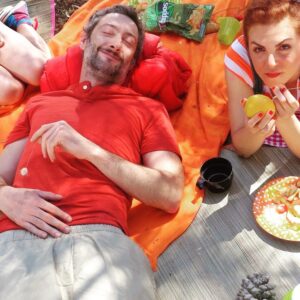 Anne-Elisabeth Blateau Instagram - Bonnes vacances à tous!😎#picnic #prime #sieste #scenesdemenages #instamood @vdesagnat @m6officiel