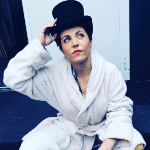 Anne-Elisabeth Blateau Instagram - Plus classe que le parapluie 😀 #flotte #comedienneenpeignoir #tournage #chaton #emma @m6officiel #scenesdemenages #whereisthesun