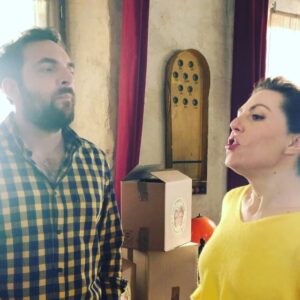 Anne-Elisabeth Blateau Instagram - @boobaofficial @david_mora_officiel un vrai Kiff ce morceau 😍 même si mon interprétation laisse sceptique mr Mora visiblement 🤔😂 #teambooba #scenesdemenages #m6