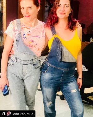 Anne-Elisabeth Blateau Instagram - 2pepettes en salopettes 😜#scenesdemenages #m6 #salopette #overall #tournage