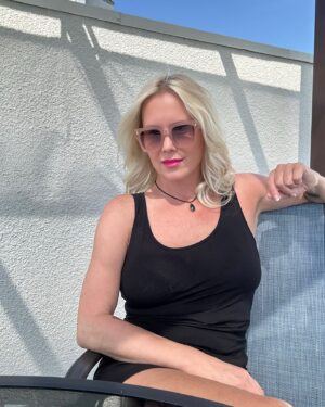 Anne Kukkohovi Instagram - Tomorrow I’ve been here exactly 2 months. Feels like forever…in a good way. Got my social security, Cali ID, bank account, friends, shoots, parties, got used to use Fahrenheits, downloaded Waymo and now I’m ready for the next episode, thankjuuuu! 🥳