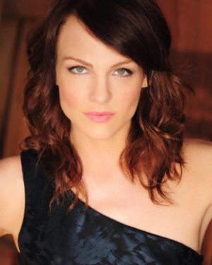 Anne Leighton Instagram - #tbt Brunette days 🐻

💇🏼‍♀️: @guyriggio @mechesalonla 
🎨: @johnathangalehair 📍🌎🦋
📸: @russell.baer 

#hairstylist #hair #cut #color #change #stylist #redhead #2 #brunette #artist #actor #photography