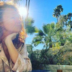 Anne Leighton Instagram - There’s never a day I don’t wake up full of gratitude with the sunshine on my face 🌞 #mornings #mantra #gratitude #sunshine