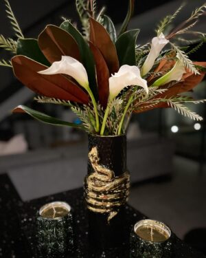 Anne Leighton Instagram - Accents sensuels in my favorite colors ✨white lilies & emerald green & gold Lacroix candles. 🕯️🐍🖤
.
.
.
#mini #callelily #linen #emerald #gold #lens
