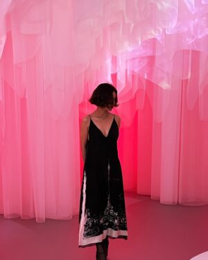 Anne Nakamura Instagram - ミスディオール展覧会 🎀
ある女性の物語が6月16日(日)から7月15日(月・祝)まで
東京六本木ミュージアムにて開催です🇯🇵！

@DIORBEAUTY
@DIOR
#ミスディオール展覧会
#MISSDIOR
#DiorJoaillerie
#SupportedByDior